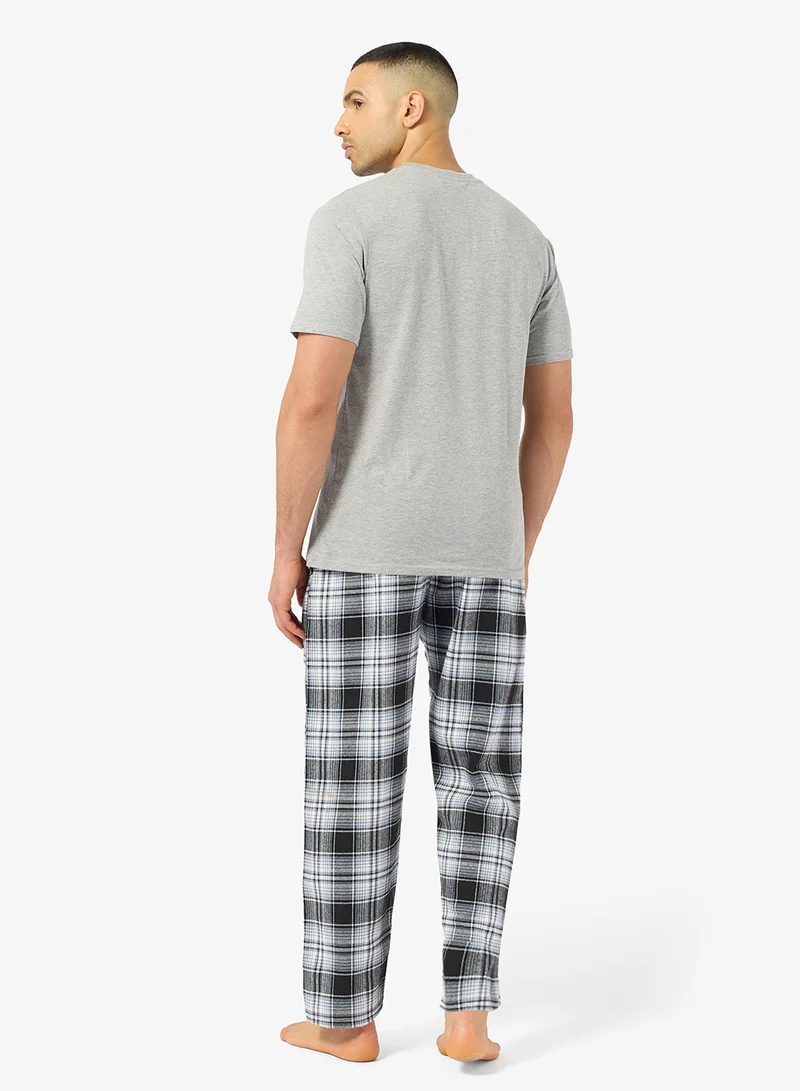 روبرت وود طقم تي شيرت وبنطلون بقصة عادية